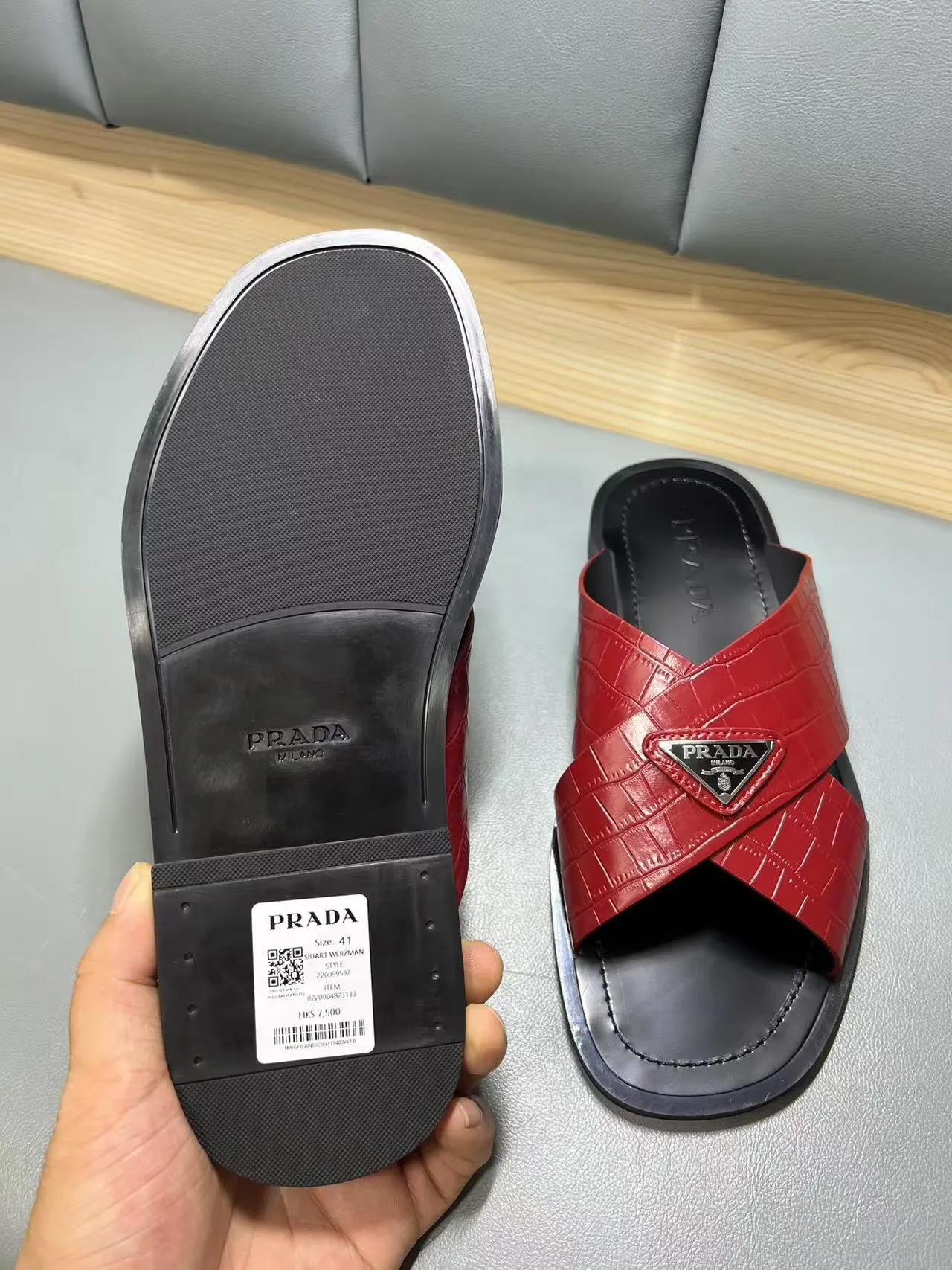 340💰PRADA Prada’s latest slippers are synchronized with the official website. This slipper is made of the brand’s unique and iconic Saffiano leather. The brand logo jumps out from the double straps, and the brand style is clearly visible. Cowhide gives men elegant charm and functional design, making it an ideal choice for vacation and leisure. Size:38-45